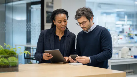 Consultante et chercheur étudiant des échantillons dans un espace d’innovation