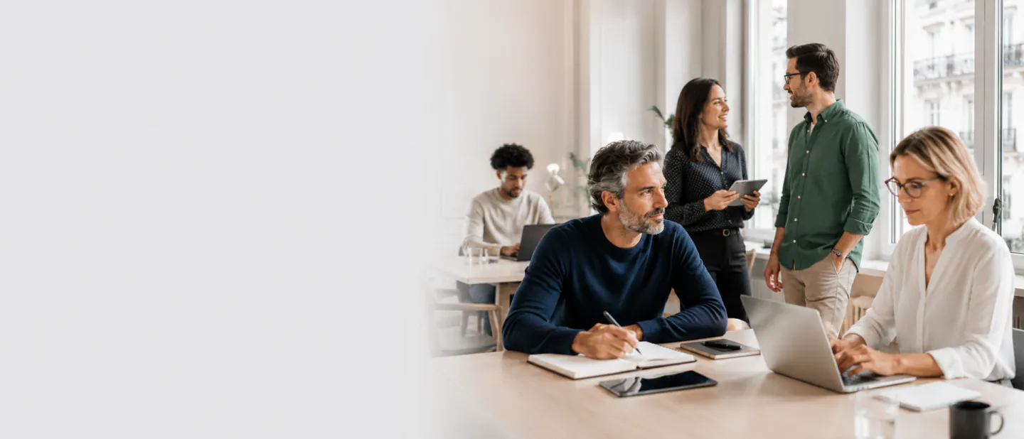 Indépendants et consultants au travail dans un espace de coworking lumineux